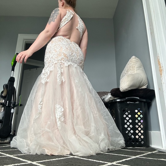 PROM/WEDDING DRESS - Picture 2 of 3